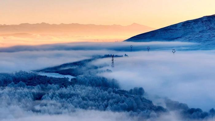 青海门源现山黛霁雪水畔雾凇美景