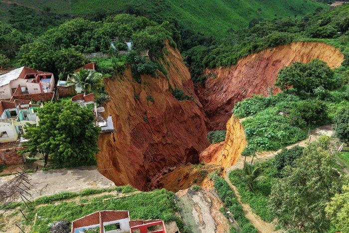 巴西马拉尼昂州一小镇地面现巨大陷坑