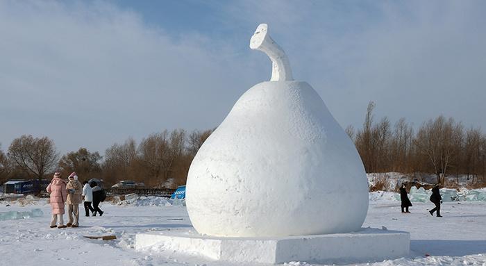 松花江畔摆出巨型“冻梨”雪雕