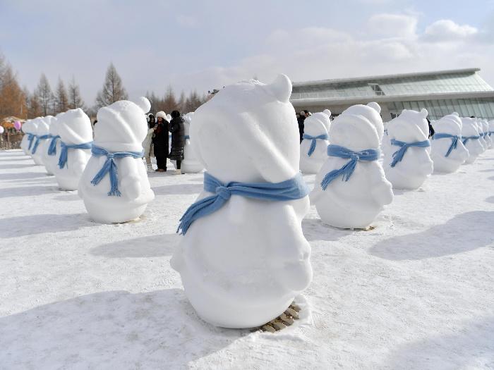 长白山雪人阵亮相街头