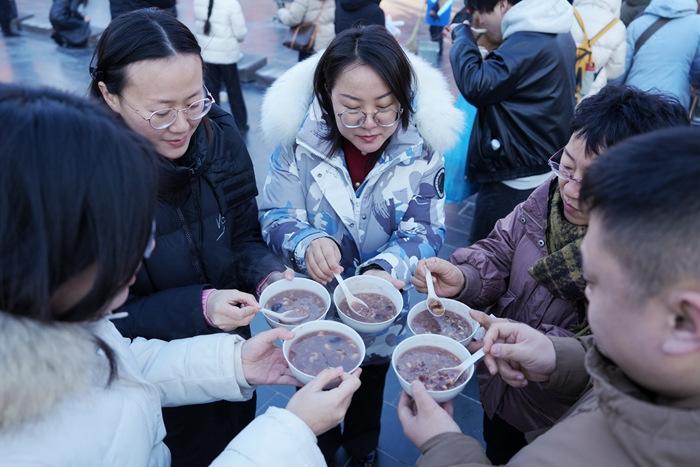 暖心又暖胃！各地民众品粥过腊八