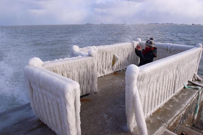 烟台海滨现冰凌景观 游客打卡“冰雪世界”